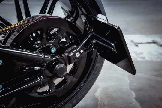 Seitlicher Kennzeichenhalter Alu Medium Schwarz 2 Seitlicher Kennzeichenhalter Alu Medium Schwarz – Bild 2